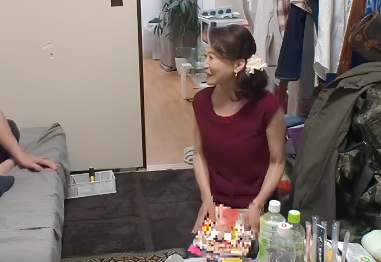【レンタル熟女】”やだぁ…こういう本なんて何年ぶりかしら...♡”家事手伝いにきた主婦が若造の部屋のエロい香りに欲情！