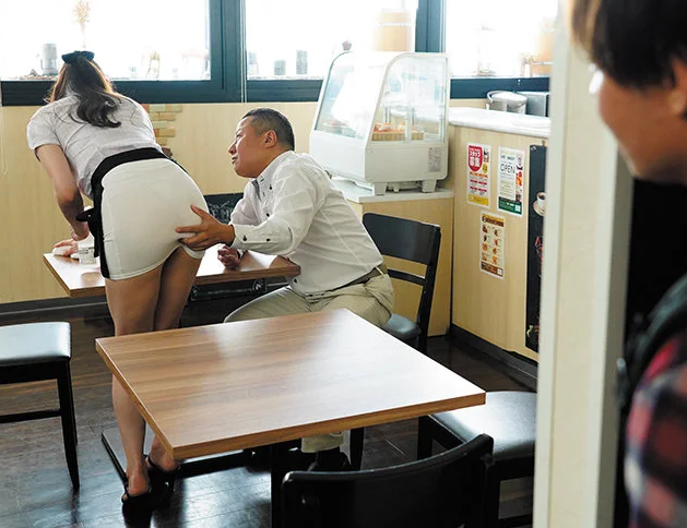 【ミニスカ】”なんてことだ…彼女セクハラされてる…”最悪の職権乱用姦！奨学金で学費を工面する美人が変態店長に…