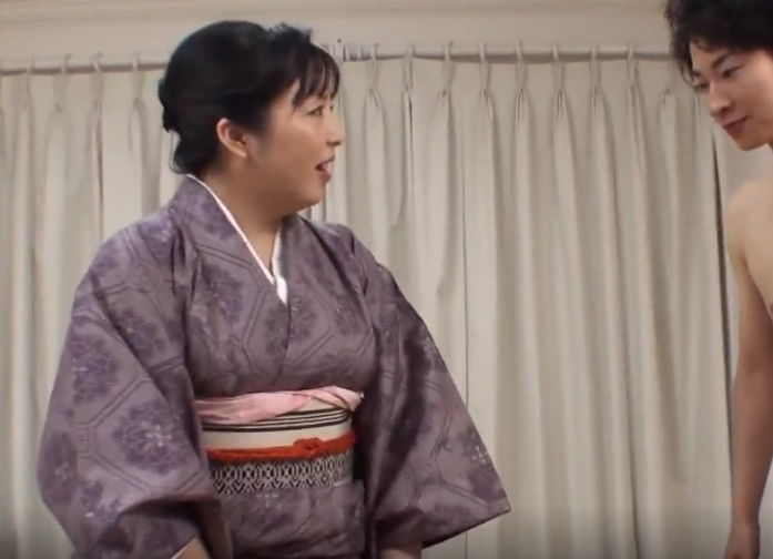 【和服熟女】”あらやだｗこんなイケメンとデキるの…？♡”男の願望を叶える為女将さん風のいでたちのオバサンが犯される！