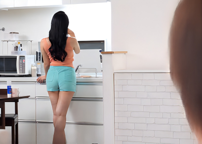 【巨乳叔母】”短パンがエロ過ぎるよ…襲っちゃおうかな…”用事で甥の家に泊めてもらったら若い性欲が爆発しそうになってて