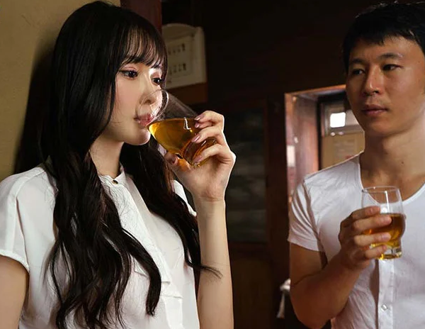 【都会の美女】”なんかこの麦茶…ちょっと味変じゃない…？”やることがなさ過ぎて帰省した幼馴染に薬を盛ったら効果抜群で