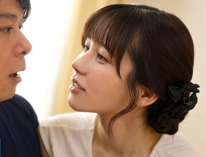 【ドスケベ不動産】”奥様に内緒でシてあげてもいいですよ...？♡”密着囁きで新婚夫婦の旦那を誘惑して契約をもぎ取るエロ女