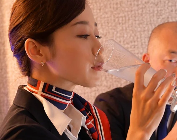 【人妻CA】”あれ…なんか…身体がすごくアツいわ…”冴えない男が美人キャビンアテンダントに目を付け薬を盛り犯す！