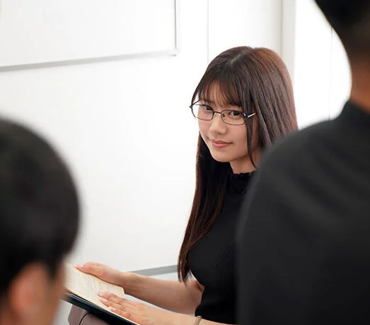 【清楚な美人】”可愛いターゲット見つけた...♡”電車の端の席で読書をしている勤勉そうな女性の本性はM男を弄ぶ変態でした