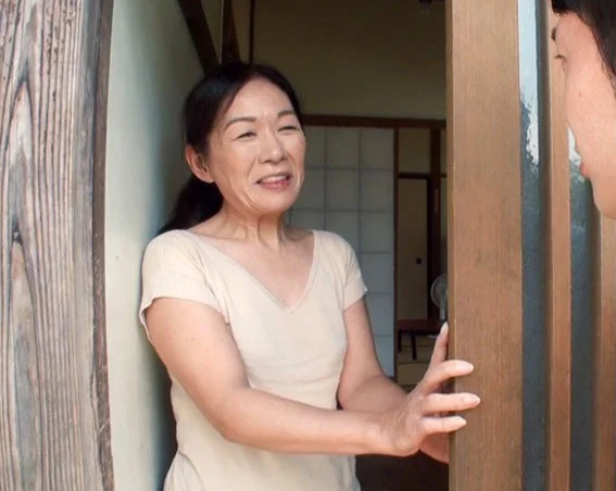 【ド田舎のおばさん】”あらヤダ恥ずかしかぁ…見られてたっぺか…♡”エロデカ尻な50代オバサンが欲求不満なようなので…