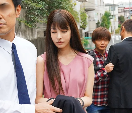 【美人教師】”俺たちは愛し合ってたんだっ…先生行かないでっ！！”エロスレンダーな美乳女教員が生徒とイケない関係になり